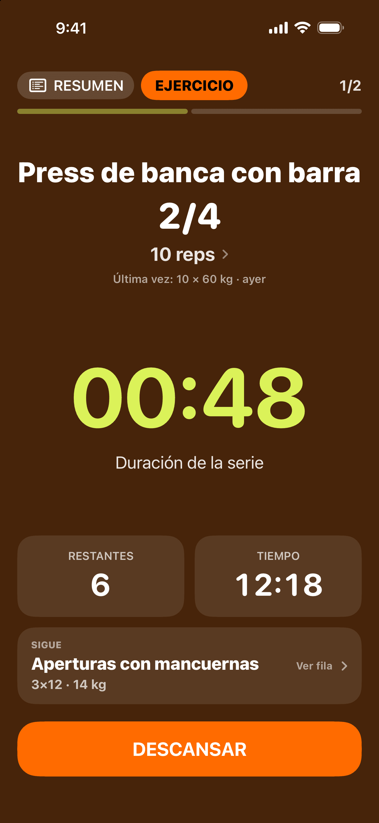 Pantalla de entrenamiento de GrafSets en el iPhone: Press de banca con barra, serie 2 de 4, 10 reps, cronómetro de la serie en 00:48, 6 restantes, 12:18 de entrenamiento, Aperturas con mancuernas a continuación y el botón Descansar.