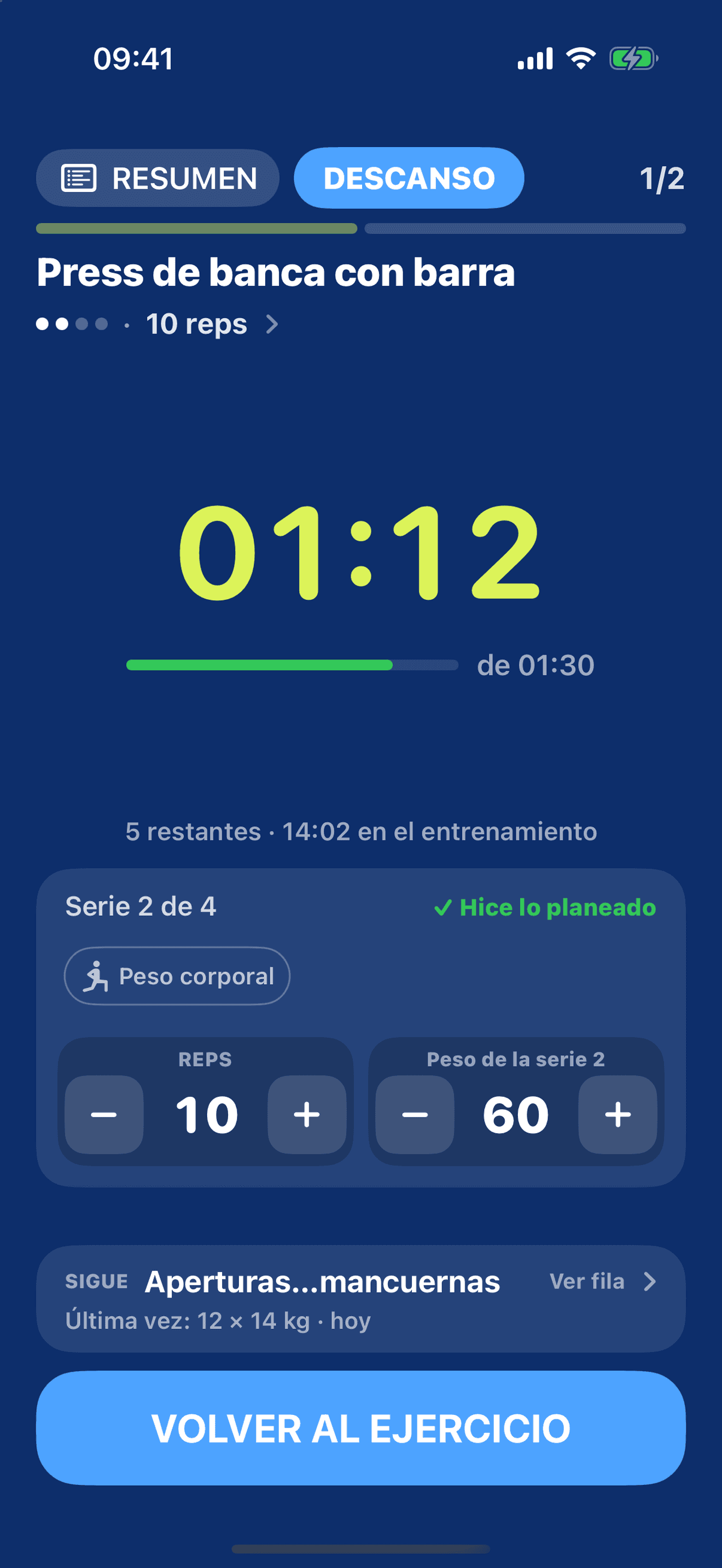 Descanso en el iPhone, que el Apple Watch acompaña: cronómetro en 01:12 de 01:30 después del Press de banca con barra, serie 2 de 4 marcada Hice lo planeado, 10 reps y 60 kg, y Aperturas con mancuernas a continuación.